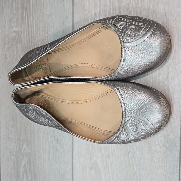 Tory Burch Womens Ruby Pewter silver Logo Flats Ballet shoes sz 9M - Picture 3 of 15